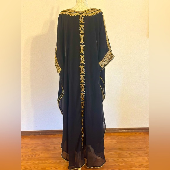 KAFTAN ABAYA. MUSLIM WOMEN ABAYA WITH GOLD GEM 💎 STONES INFRONT - Picture 2 of 4